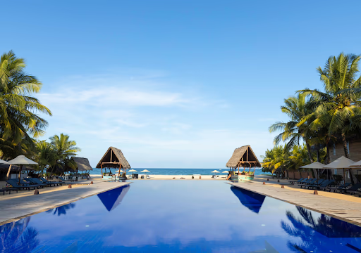Beachfront infinity pool at Maalu Maalu resort overlooking Pasikuda’s sea
