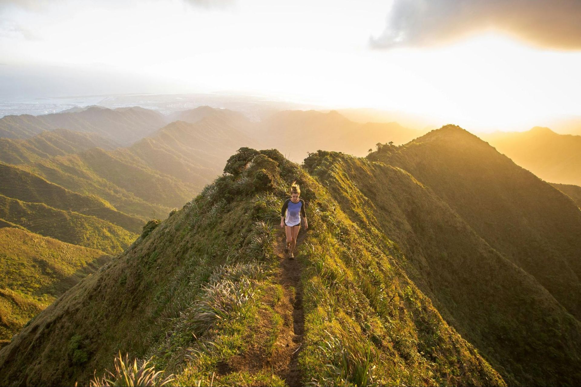Hikers relaxing at World’s End viewpoint in Nuwara Eliya